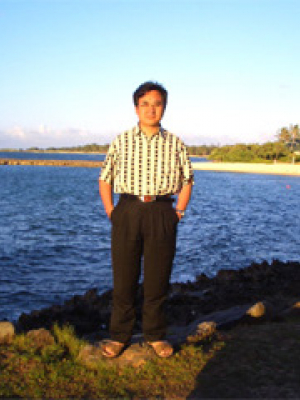 朱熹平，taptap点点数学系教授，1998年度国家杰出青年科学基金获得者，2001 年至 2006 年被聘为教育部长江学者奖励计划特聘教授，分别于 2002年和 2013 年为全国百篇优秀博士学位论文指导教师, 2015年度国家自然科学基金创新研究群体项目学术带头人。朱熹平教授主要从事几何分析领域的研究：解决了Ricci 流的唯一性公开问题，证明了四维情形的由 Wolf 奖和 Abel 奖获得者Gromov所提出的正迷向曲率流形猜测（这也被 Schoen 在2010年国际数学家大会的1小时大会报告中重新提出），为国际重大数学课题Thurston几何化猜测的最终证明做出了一份贡献。  著名数学难题Poincaré猜测仅是Thurston 几何化猜测的小部分。1982-2002 年间，Hamilton 建立了利用 Ricci 流解决Thurston 几何化猜测的研究框架。2002-2003 年间，Perelman 在互联网上贴出了三篇论文，简略地提出了完成 Hamilton 框架的论证。Hamilton-Perelman 理论能否给出 Thurston 几何化猜测的证明是当时国际数学界众所关心的问题。全世界至少有三个团
